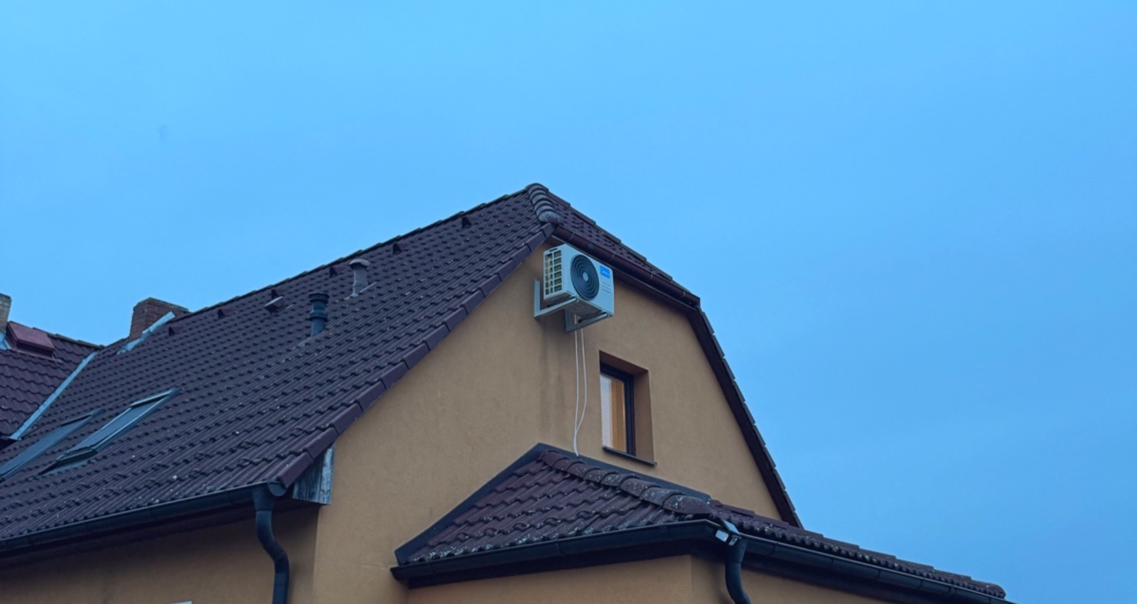 Venkovní jednotka Midea po montáži na rodinný dům