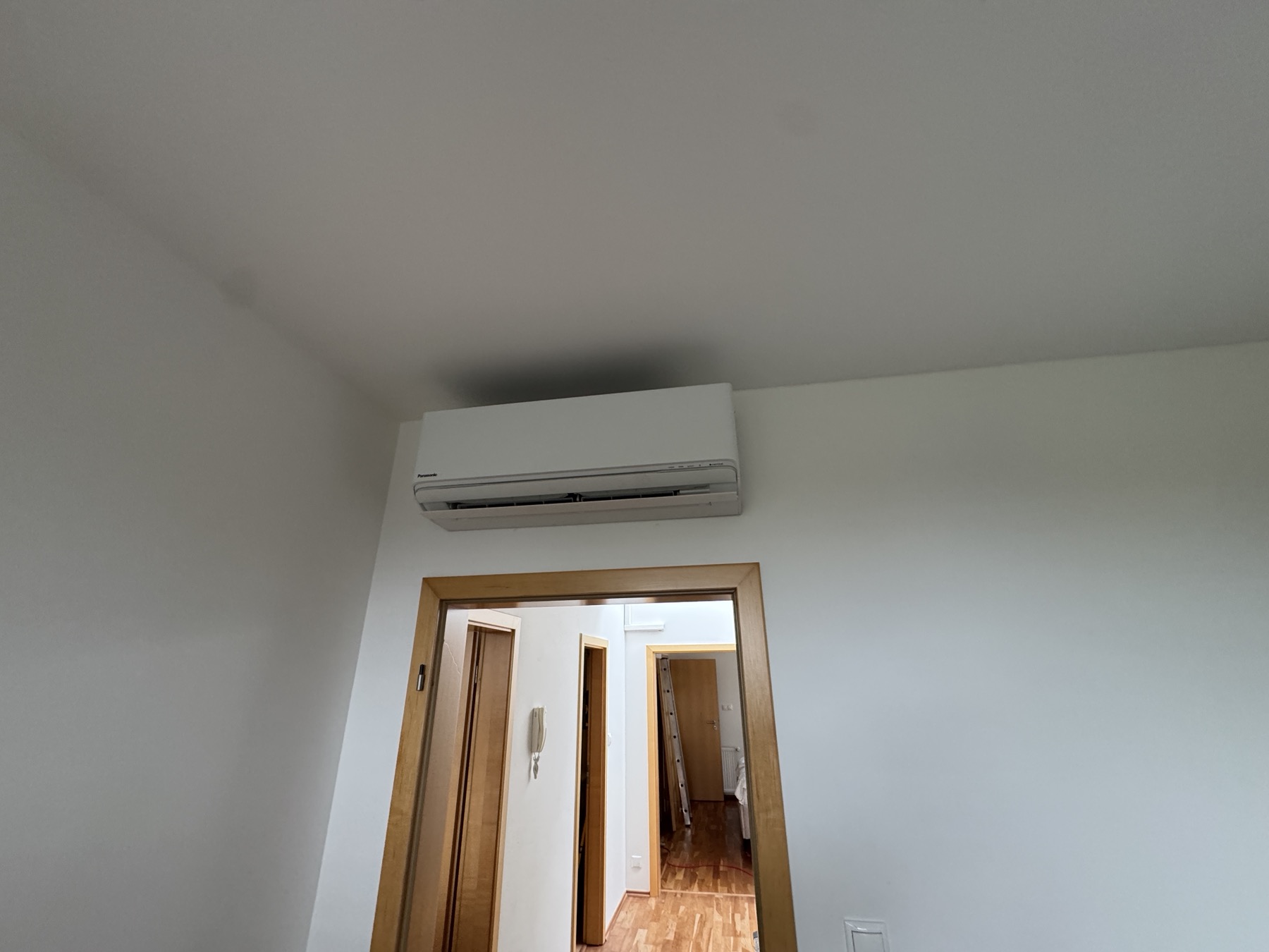 Další dokončená vnitřní jednotka Panasonic v řadovém domě