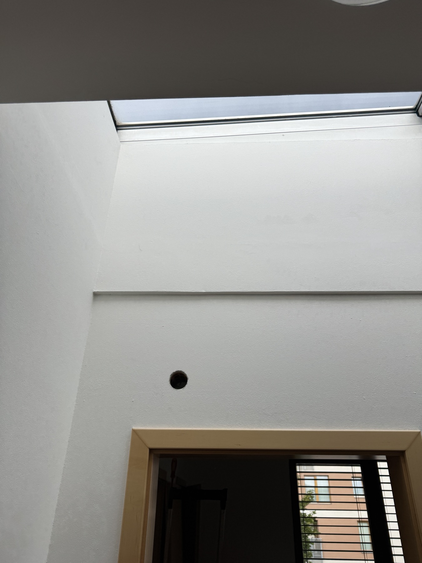 Přesně připravený průraz pro vedení klimatizační trasy